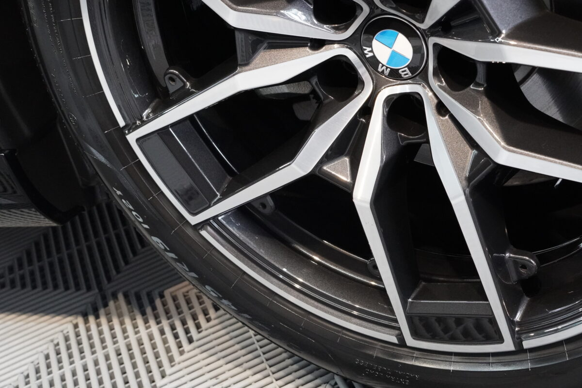 BMW5シリーズへセラミックコーティング二層 servFaces施工が完了