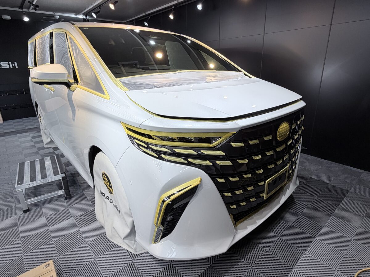 STEP2|新車でも必ずボディを研磨します
