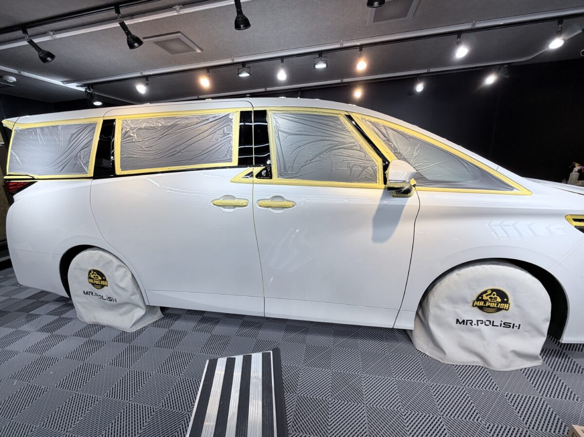 STEP2|新車でも必ずボディを研磨します