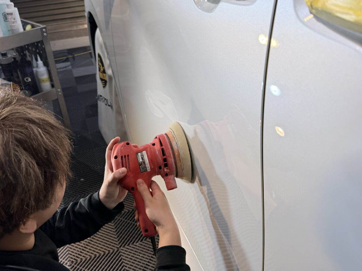 STEP2|新車でも必ずボディを研磨します