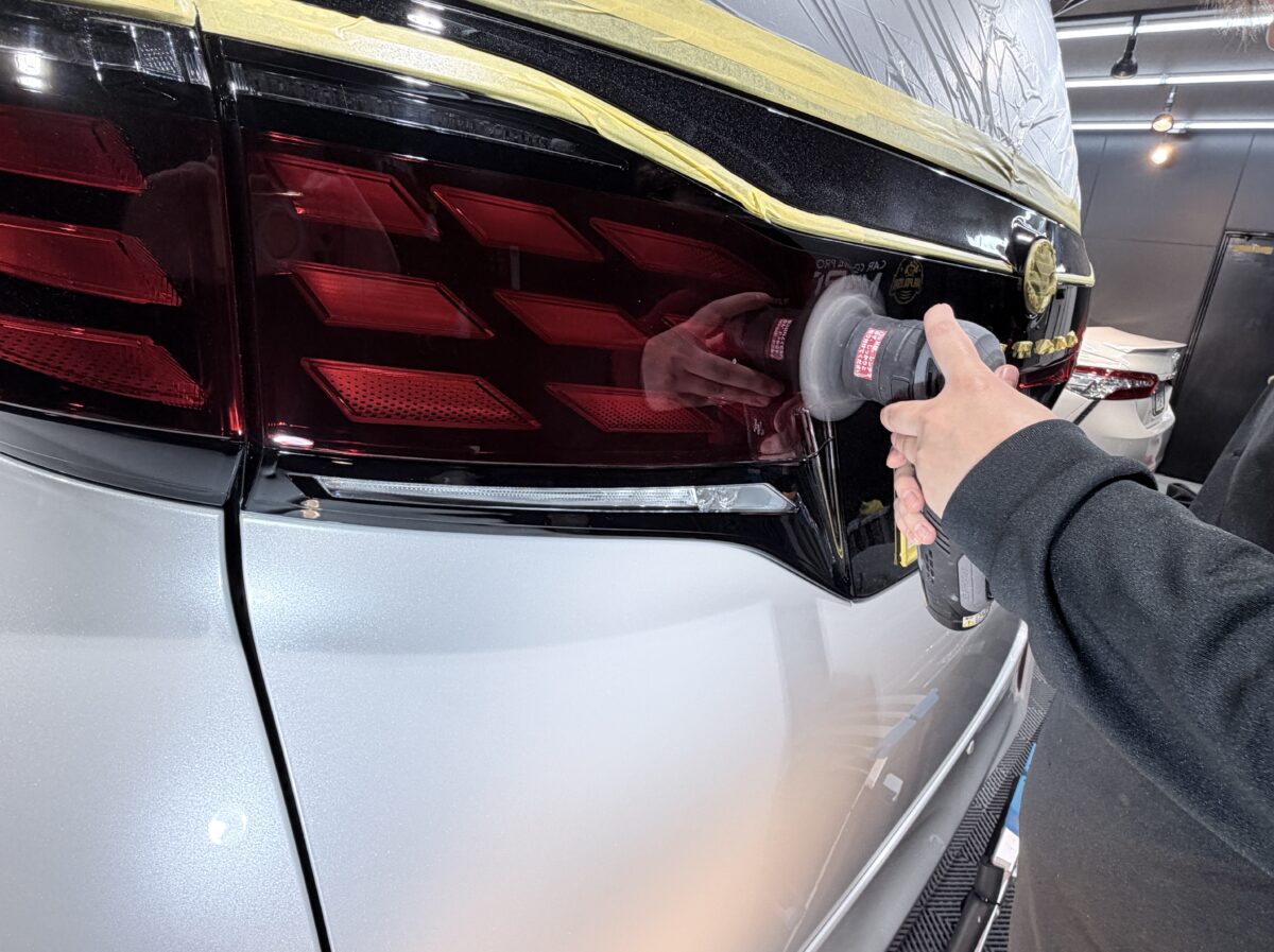 STEP2|新車でも必ずボディを研磨します