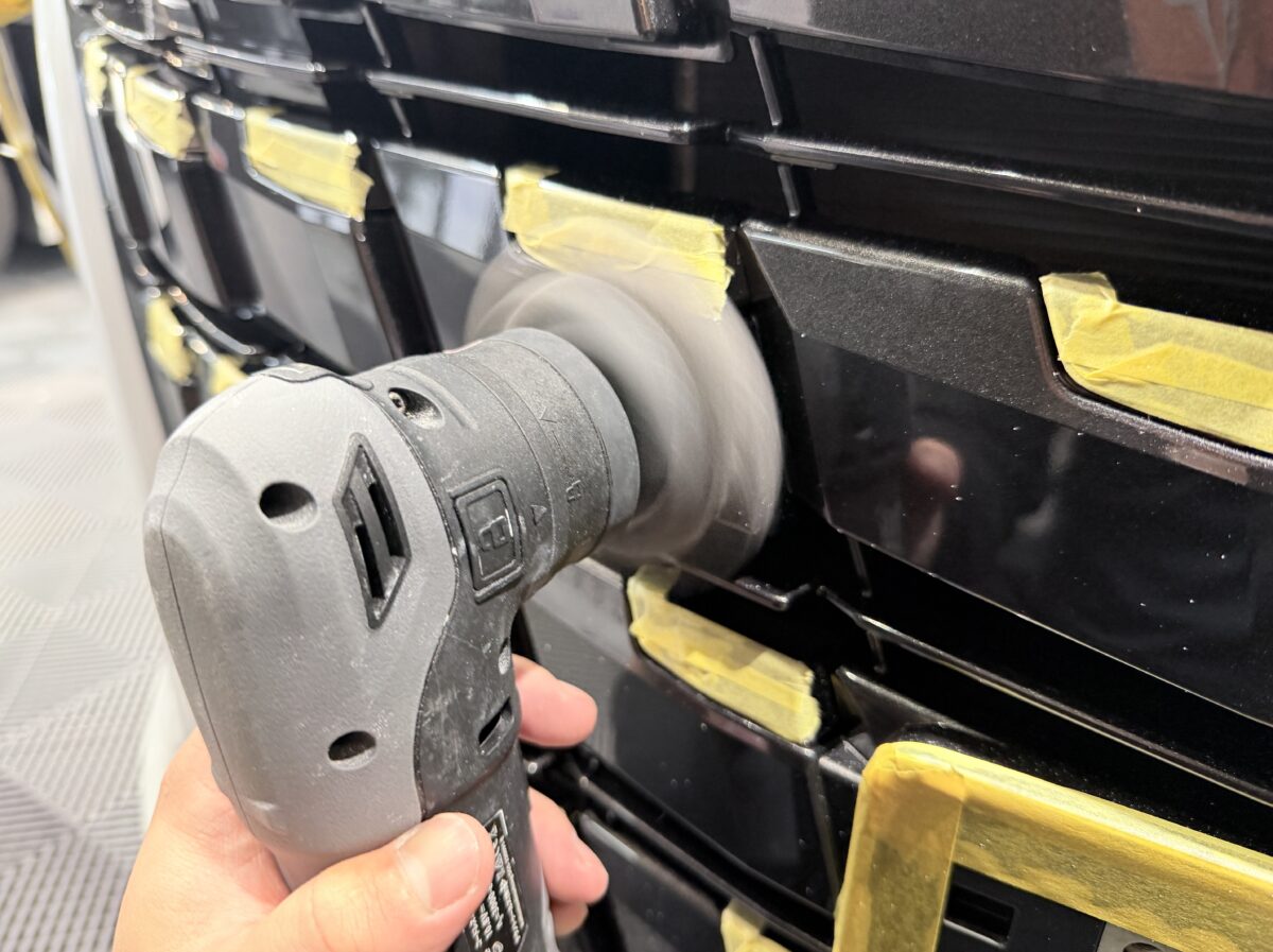 STEP2|新車でも必ずボディを研磨します