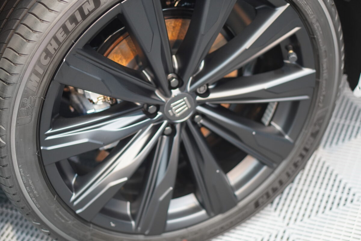 マットホイールは綺麗な新車時にコーティング